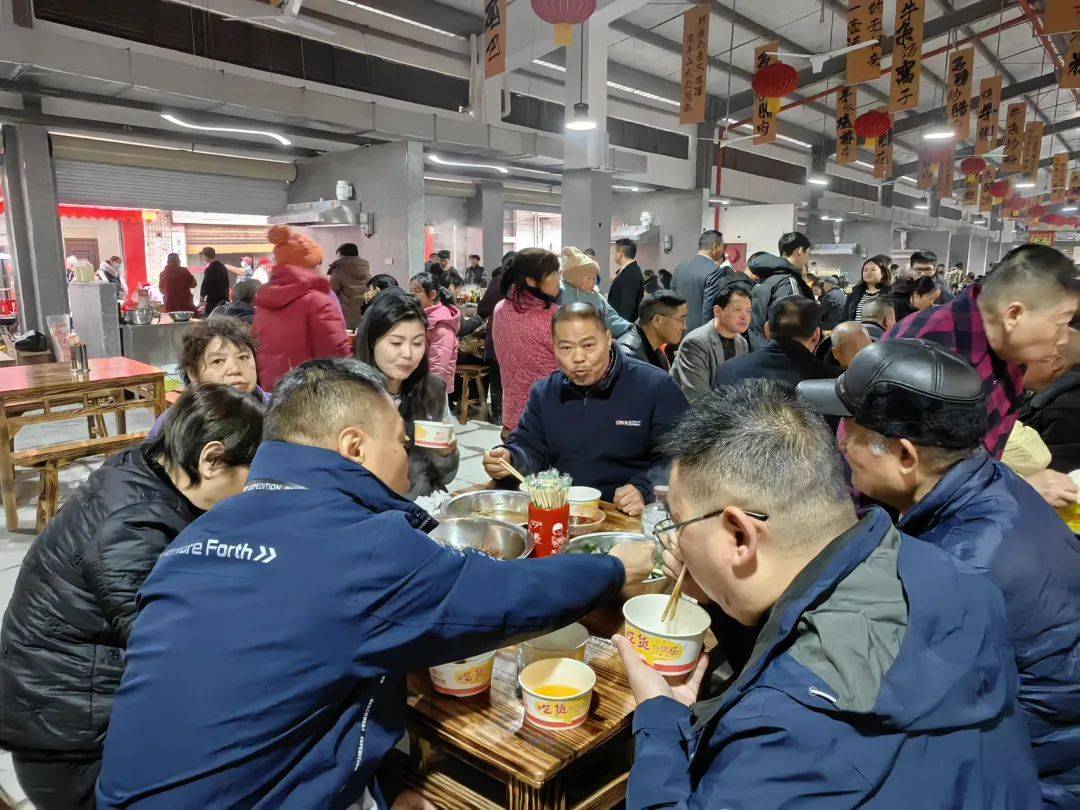 年”2025昌南早酒年货展销会隆重开幕冰球突破游戏网站“三江吃早酒 赶集过大(图4)
