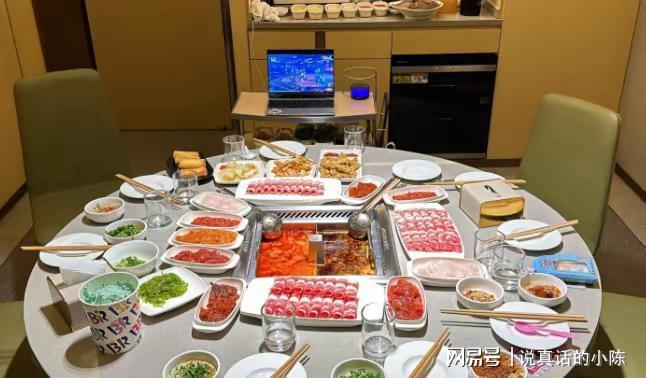男父母含泪求放过：砸锅卖铁都赔不起冰球突破海底捞小便事件后续！涉事(图2)