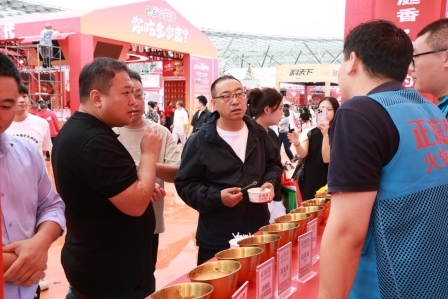 香火锅麻酱携免加伴侣装亮相2025重庆火博会冰球突破豪华版app革新传统蘸料体验！ 正庭(图2)