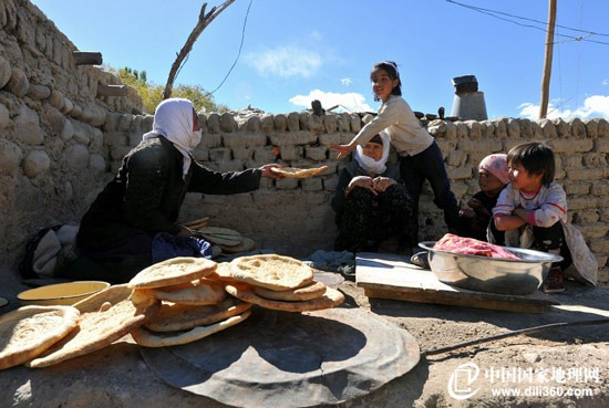 纯净的塔吉克村落——塔合曼冰球突破帕米尔山脚下美丽(图3)